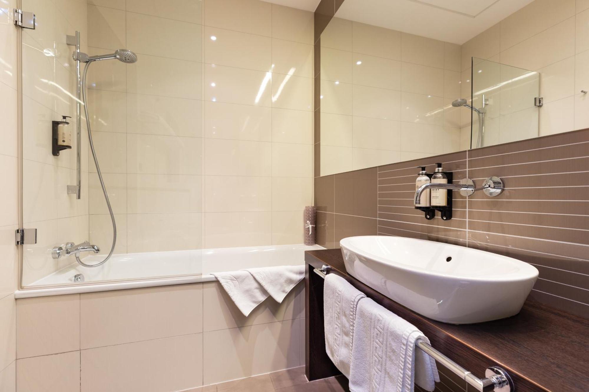 Roset & Hotel
