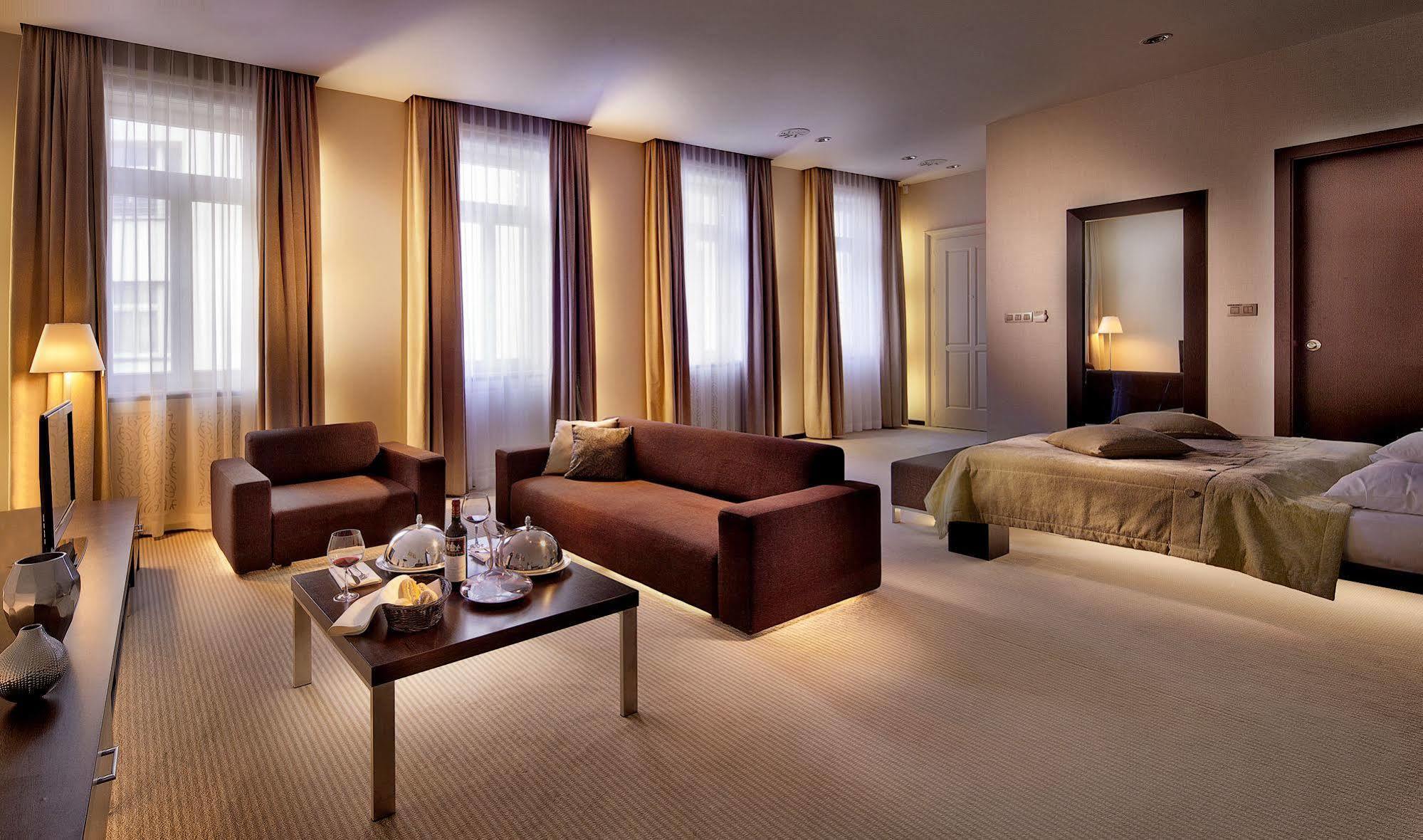 Roset & 4* Pozsony